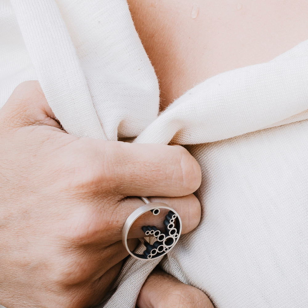 Bague originale en argent - bijou contemporain fait main à Pézenas - motif en tube évoquant les fonds marins