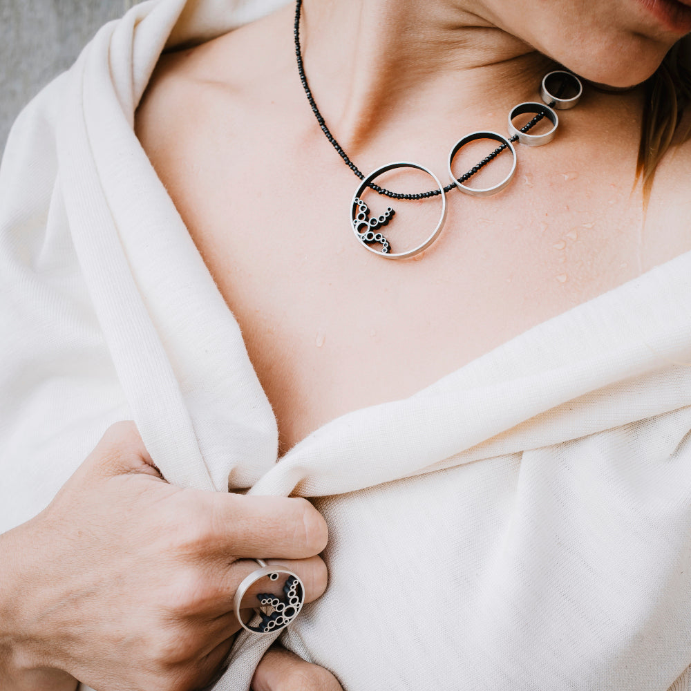 bague en argent au design contemporain - fabriqué en France à Pézenas - bijou unique pour femme - réalisée avec des tubes en argent pour créer le motif  